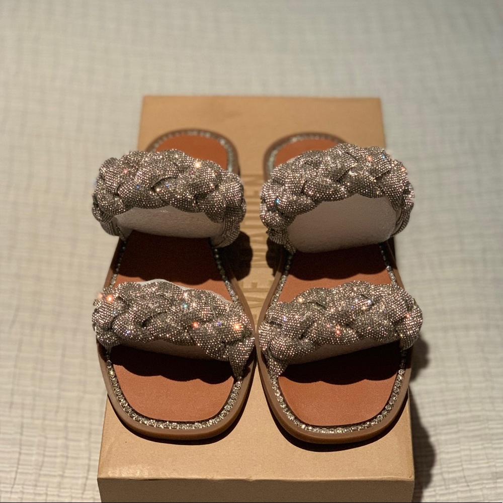 Steve Madden Newbie. Brand new in box. Never worn. Too small.